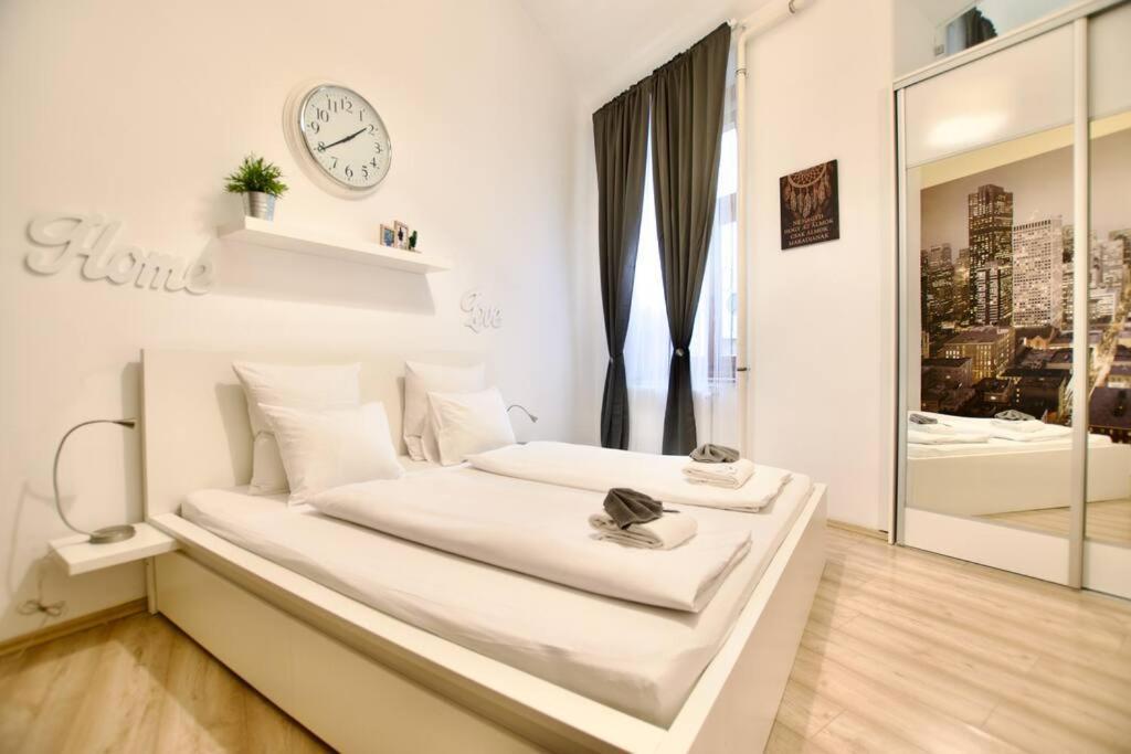 Standard Apartment By Hi5- Podmaniczky Street Budapeste Exterior foto