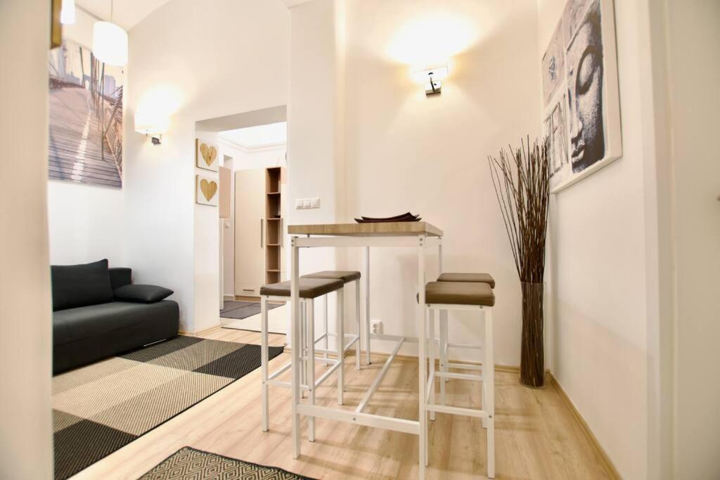 Standard Apartment By Hi5- Podmaniczky Street Budapeste Exterior foto