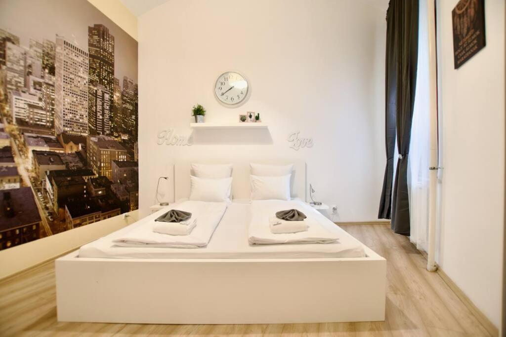 Standard Apartment By Hi5- Podmaniczky Street Budapeste Exterior foto