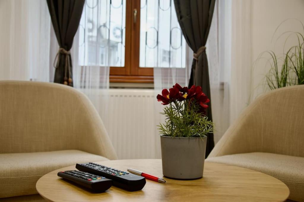 Standard Apartment By Hi5- Podmaniczky Street Budapeste Exterior foto